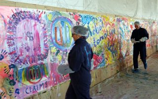 Teamaktivität Action Painting Teilnehmerin malt