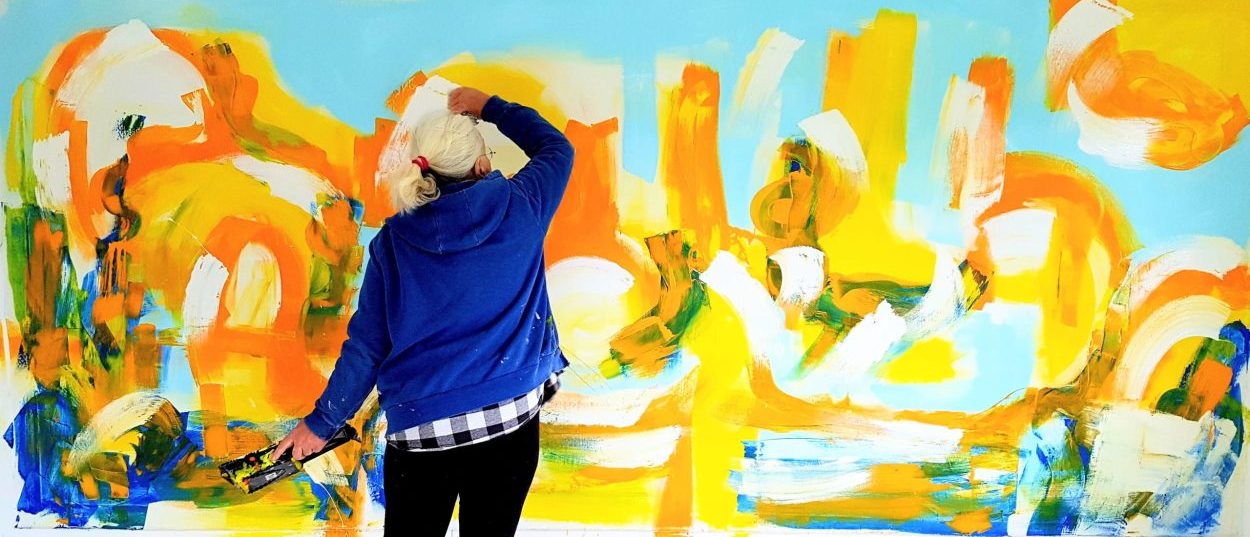 Action Painting meets neue Musik Etelka Kovacs-Koller arbeitet an einem großformatigen Gemälde