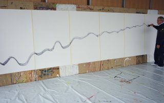 Mitarbeiter malt am teampainting Firmenevent