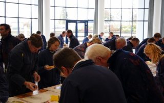 Kreativ Workshop Universität Witten Herdecke TeinehmerIInnen malen individuelle Bilder