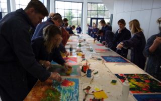 Kreativ Workshop Universität Witten Herdecke TeinehmerIInnen malen individuelle Bilder