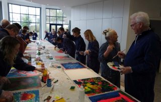 Kreativ Workshop Universität Witten Herdecke TeinehmerIInnen malen individuelle Bilder