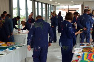 Kommunikation während der kreativen teambuilding Aktion