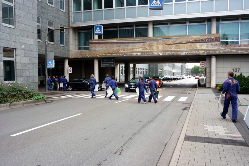 MitarbeiterInnen von Daimler Logistics malen gemeinsam während einer kreativen Teambuilding Aktion ihre neuen Kulturelemente