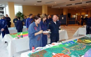 MitarbeiterInnen von Daimler Logistics malen gemeinsam während einer kreativen Teambuilding Aktion ihre neuen Kulturelemente