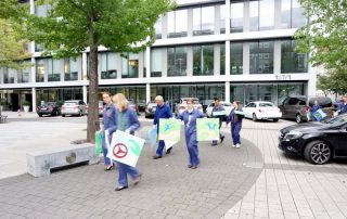 MitarbeiterInnen von Daimler Logistics malen gemeinsam während einer kreativen Teambuilding Aktion ihre neuen Kulturelemente