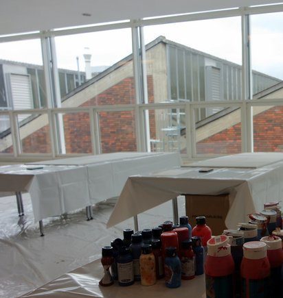 MitarbeiterInnen von Daimler Logistics malen gemeinsam während einer kreativen Teambuilding Aktion ihre neuen Kulturelemente