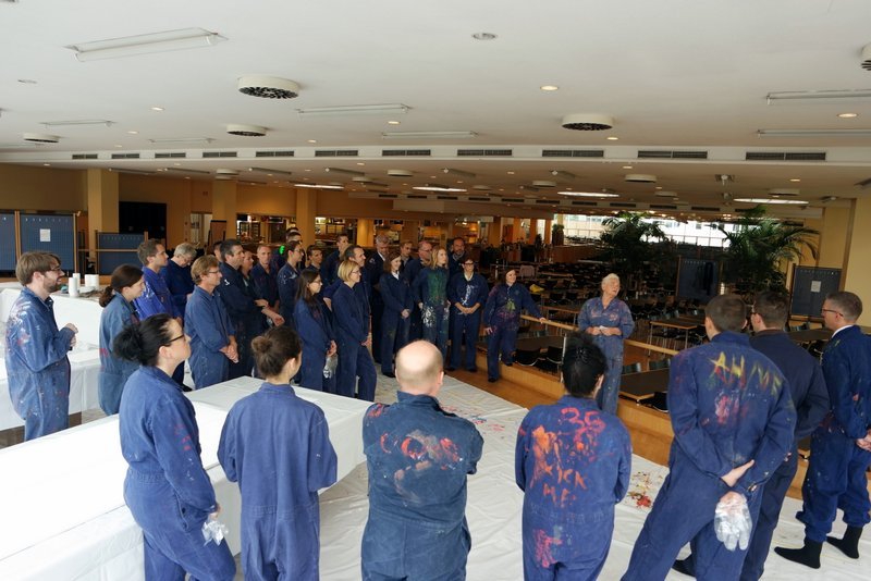 MitarbeiterInnen von Daimler Logistics malen gemeinsam während einer kreativen Teambuilding Aktion ihre neuen Kulturelemente