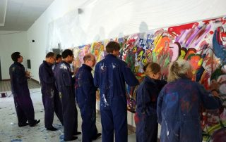 MitarbeiterInnen von Daimler malen gemeinsam ein Teampainting