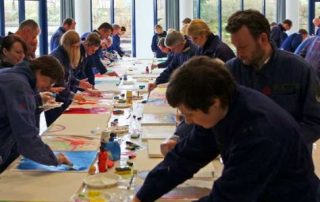 Kreativ Workshop Universität Witten Herdecke TeinehmerIInnen malen individuelle Bilder