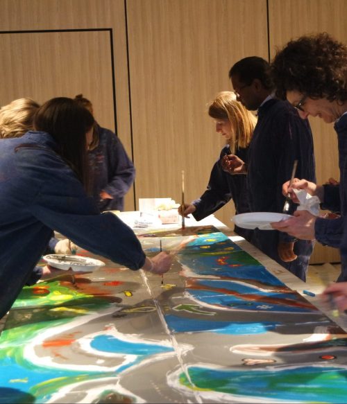 Kreative Teambuilding Aktion TeilnehmerInnen malen ein Gemeinschaftsbild in Baden-Baden